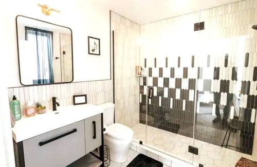 North Philadelphia West Apartment | Spacious 2Bd w/ROKU TV, Fireplace, Rooftop Deck