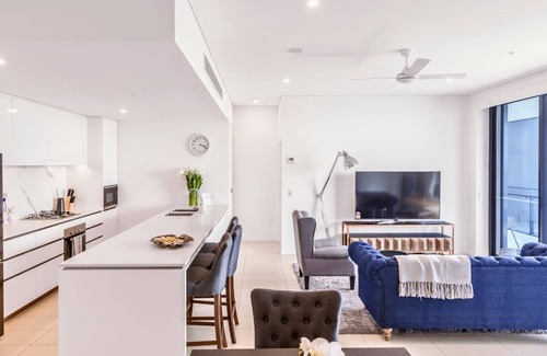 South Brisbane Apartment | Spacious 2Bed Apartment + Nook with River View
