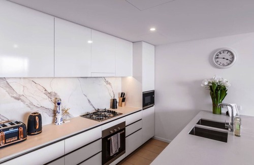 South Brisbane Apartment | Spacious 2Bed Apartment + Nook with River View