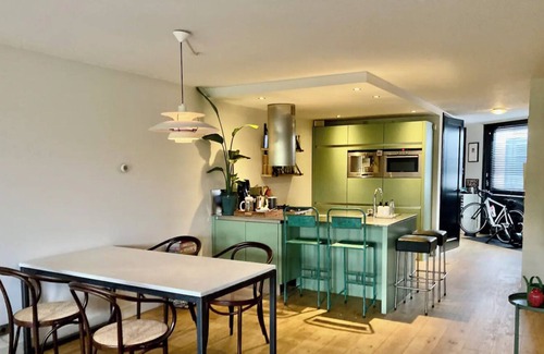 Spaarndammer en Zeeheldenbuurt Condo | Spacious 2bedr- Apartment With Canal View in City Center