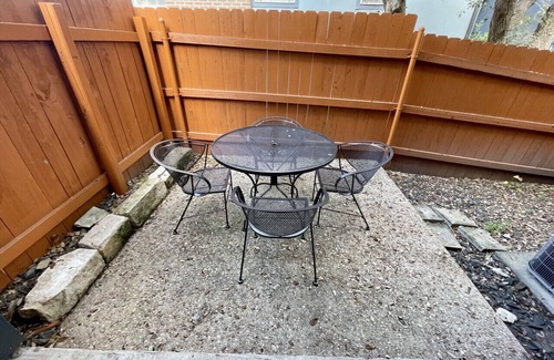 Bouldin House | Spacious 2BR/1.5Bath Hideaway in DT ATX Pets OK + Parking!