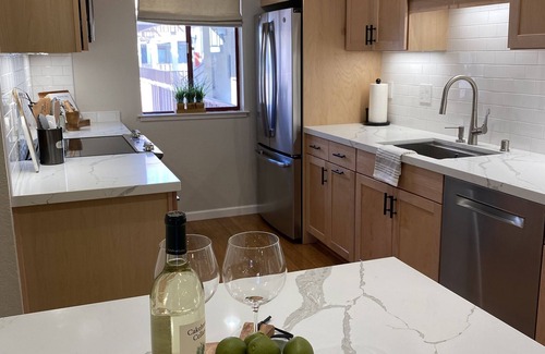 Palo Alto Condo | Spacious 2BR 2-1/2 Bath Palo Alto Retreat with Designer Touch-30 DAY MINIMUM