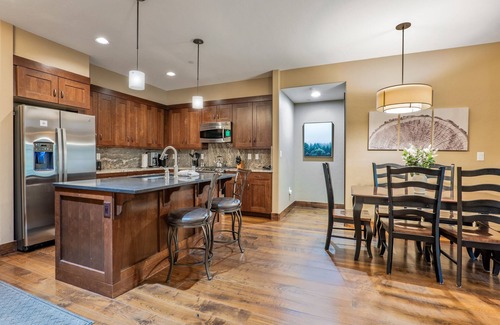 Historic District Condo | Spacious 2BR/2BA Escape Walk to Trails & Festivals