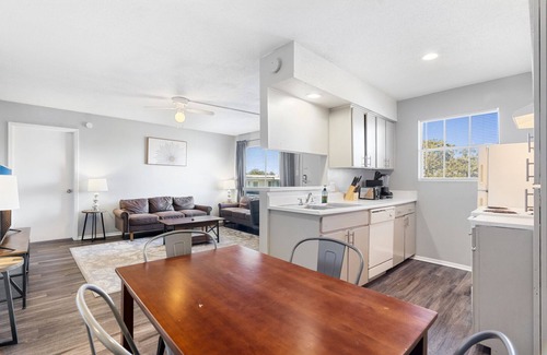 Hyde Park Apartment | Spacious 2BR/2BA in Hydepark 4364
