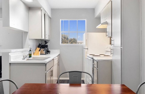 Hyde Park Apartment | Spacious 2BR/2BA in Hydepark 4364