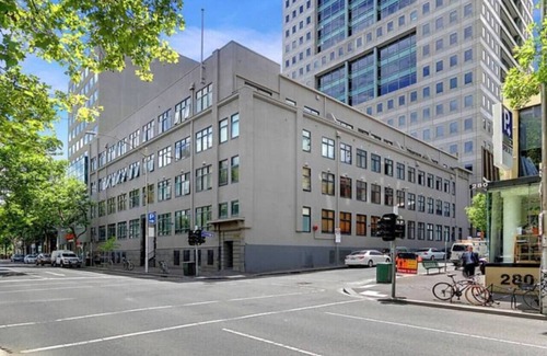 Melbourne Central Business District Apartment | Spacious 2BR Apartment with Extra Sleeping Space