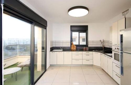 Nachlaot Apartment | Spacious 2BR Apartment with Private Balcony, Free Parking