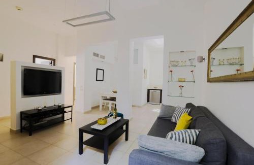 Old North Apartment | Spacious 2BR Apartment with 2 Bathrooms, Living Room & Kitchen - Prime LocationNear ddizengoff st