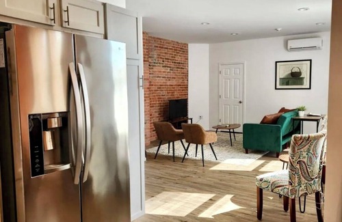 Pittsburgh Apartment | Spacious 2BR Apt/Quiet area/Minutes from stadiums, museums, parks & more!