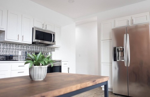 Pittsburgh Apartment | Spacious 2BR Apt/Quiet area/Minutes from stadiums, museums, parks & more!