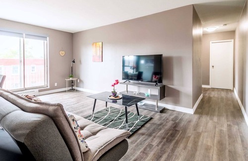 Rosedale Apartment | Spacious 2BR Apt with King bed - near DT Hamilton!