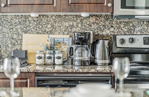 Fort York Apartment | Spacious 2BR Condo Downtown, Lakeshore, Parking