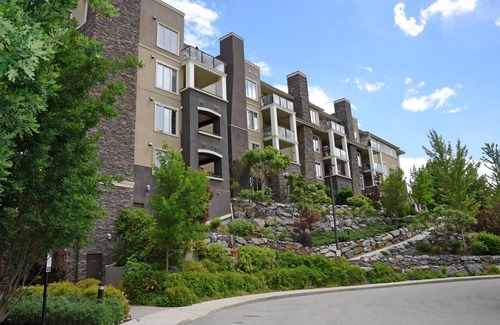 Quail Ridge Condo | Spacious 2BR & Den - Full Kitchen - Pool Onsite - Golf Courses - Wine Tours