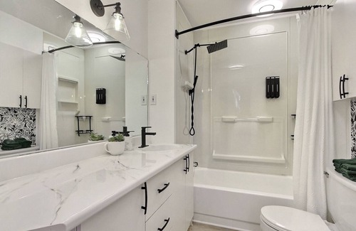 Quartier 5-4 Apartment | Spacious 2BR - Emerald SuiteHot Tub + Free Parking