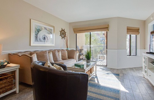 Hilton Head Island Condo | Spacious 2BR lockoff condo/short walk to Coligny and beach/indoor-outdoor pool