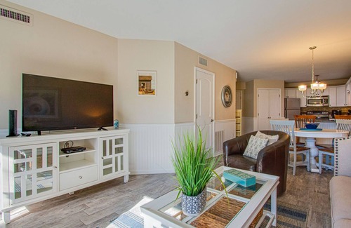 Hilton Head Island Condo | Spacious 2BR lockoff condo/short walk to Coligny and beach/indoor-outdoor pool