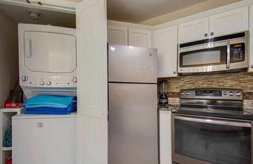 Hilton Head Island Condo | Spacious 2BR lockoff condo/short walk to Coligny and beach/indoor-outdoor pool