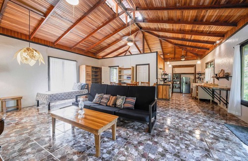 Cocles House | Spacious 2nd floor apt - a min’ walk to the beach