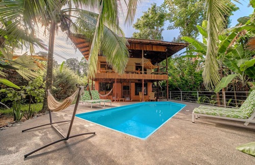 Cocles House | Spacious 2nd floor apt - a min’ walk to the beach