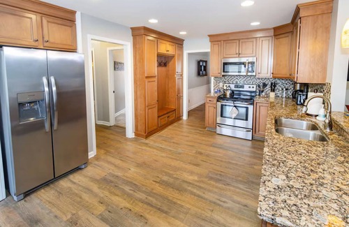 Newburgh House | Spacious 3,400 Sq Ft Family Retreat - Sleeps 11 - Game Room + Lake View