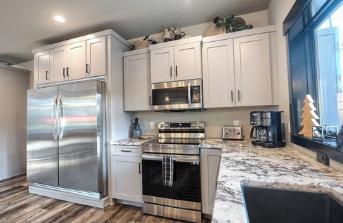 Lead Cabin | Spacious 3,900+ Sq. Ft. Lodge with Large Upper-Level Deck, Walk to Clubhouse!