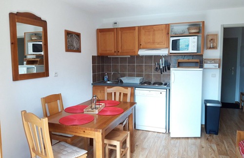 Albiez-le-Vieux Apartment | Spacious 3* apartment 300m from slopes and shops, south balcony, parking, end of stay included