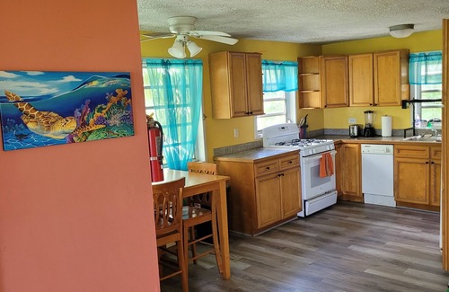 Orange Grove Apartment | spacious 3 bd, 2 ba. nwsh/dry onsite - AC - stable Wi-Fi - full kitchen