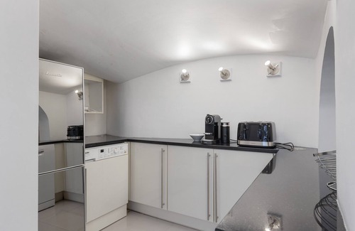 Kensington Apartment | Spacious 3-BD Getaway in Prime Location with Spa-Style Tub
