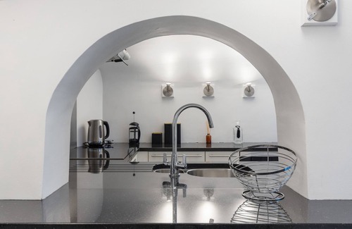 Kensington Apartment | Spacious 3-BD Getaway in Prime Location with Spa-Style Tub