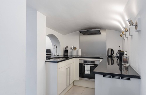 Kensington Apartment | Spacious 3-BD Getaway in Prime Location with Spa-Style Tub
