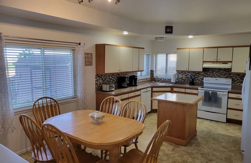 Cheyenne Meadows House | Spacious 3 BDR 2.5 BA House with Hot tub, BBQ, Fire Pit, Night View, Playground