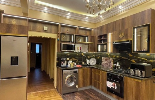 Qasr an-Nil Apartment | Spacious 3-bedroom apartment with AC, WiFi in marvelous Cairo Governorate