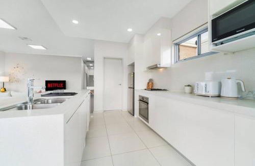 Wolli Creek Apartment | Spacious 3 bed apartment near airport with parking