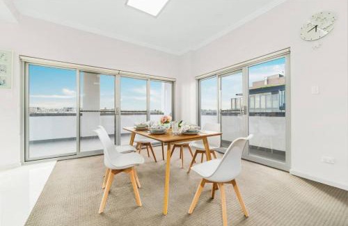Wolli Creek Apartment | Spacious 3 bed apartment near airport with parking