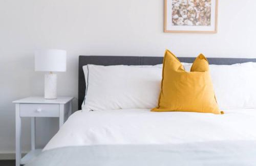 Wolli Creek Apartment | Spacious 3 bed apartment near airport with parking