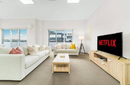 Wolli Creek Apartment | Spacious 3 bed apartment near airport with parking