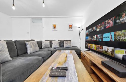 Haggerston Apartment | Spacious 3-Bed Apt near Shoreditch with Parking