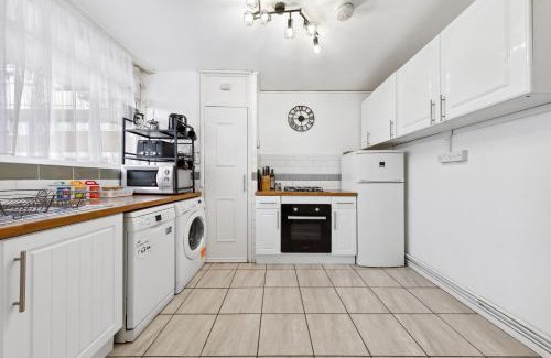 Haggerston Apartment | Spacious 3-Bed Apt near Shoreditch with Parking