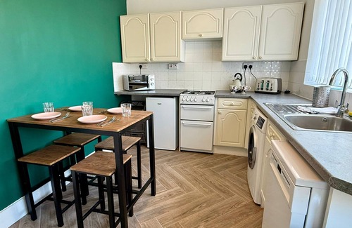Wolverhampton House | Spacious 3-Bed Contractor-Friendly with Parking in Wolverhampton