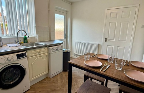 Wolverhampton House | Spacious 3-Bed Contractor-Friendly with Parking in Wolverhampton