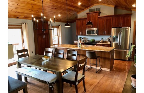 Baker House | Spacious 3 bed cabin with gorgeous valley views!