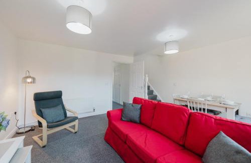Grantham House | Spacious 3-Bed Family Home in Grantham, Free Parking, Garden