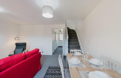 Grantham House | Spacious 3-Bed Family Home in Grantham, Free Parking, Garden