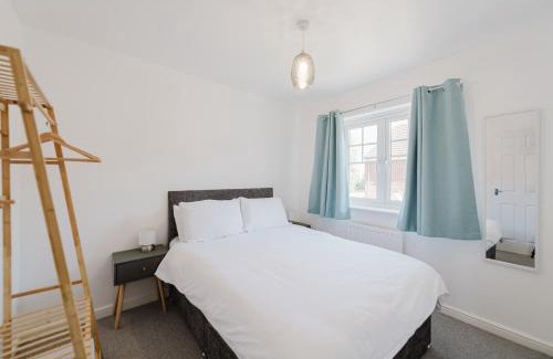 Grantham House | Spacious 3-Bed Family Home in Grantham, Free Parking, Garden