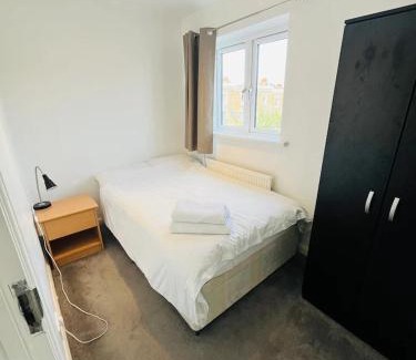 Woolwich Riverside Apartment | Spacious 3 Bed Flat in Greenwich
