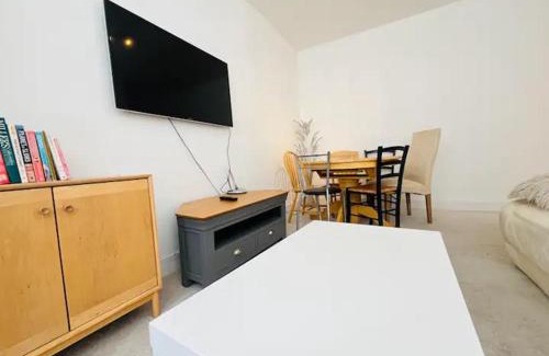Woolwich Riverside Apartment | Spacious 3 Bed Flat in Greenwich