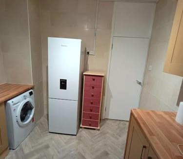 Upper Clapton Apartment | Spacious 3 bed flat opp Springfield park, Hackney.