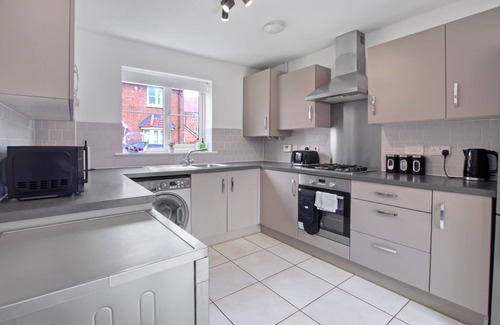 Hartwell House | Spacious 3-Bed House with Parking and Garden