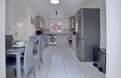 Hartwell House | Spacious 3-Bed House with Parking and Garden