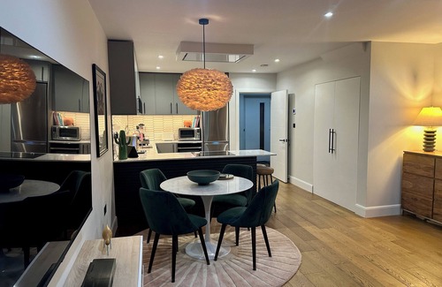 Redbridge House | ✪Spacious 3 Bed house. 9min Walk to tube. Free Parking. Hot Tub. Pet Friendly ✪